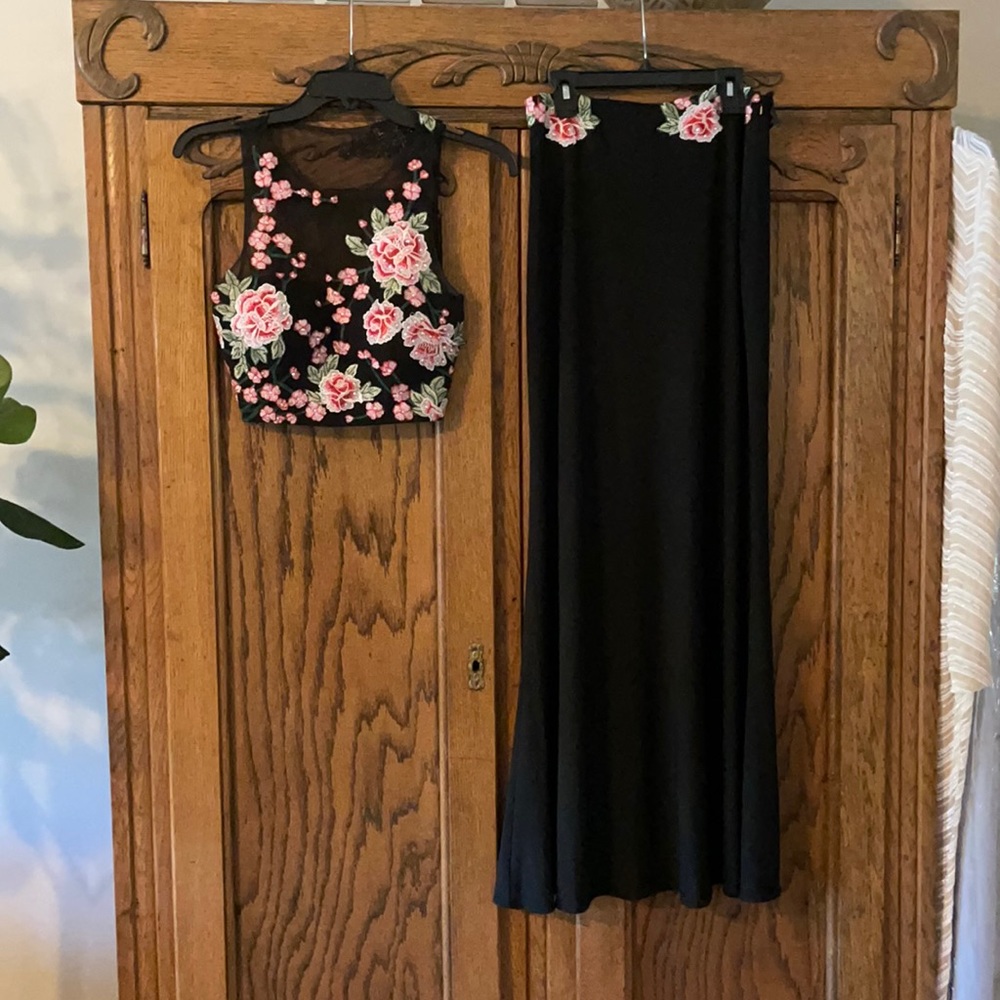Cachet 2 piece set.
